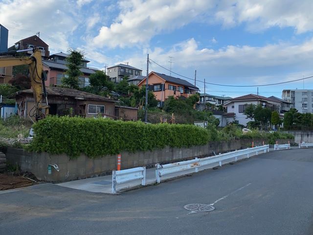 東京都町田市金井の木造2階建て家屋解体工事中の様子です。